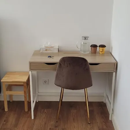 Comfy Near Metro & Airport Homestay