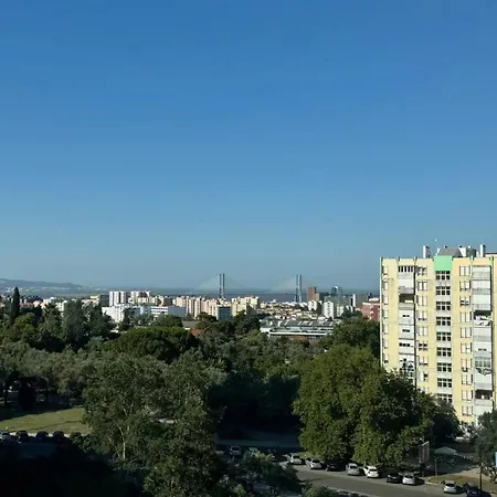 Comfy Near Metro & Airport Homestay